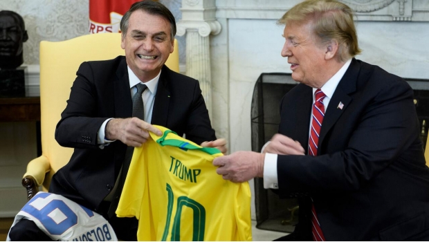 Bolsonaro regala playera de Selección de Brasil a Trump. Noticias en tiempo real