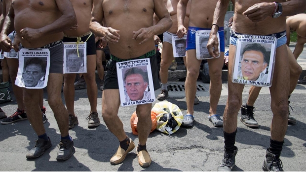 Manifestantes desnudos piden retomar investigación contra Yunes Linares. Noticias en tiempo real