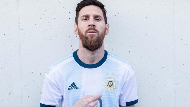 Lionel Messi posa con la nueva y espectacular camiseta de Argentina. Noticias en tiempo real