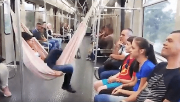 Cuelga hamaca en el Metro para viajar más cómodo (VIDEO). Noticias en tiempo real