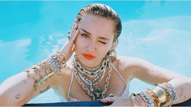 Miley Cyrus da la bienvenida a la temporada de festivales con desnudo en Instagram. Noticias en tiempo real