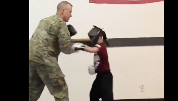 VIDEO: Soldado sorprende a su hijo en clase luego de 10 meses de no verlo. Noticias en tiempo real