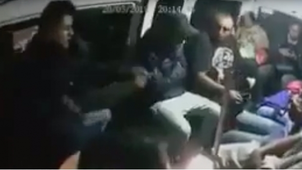 "Si te mueves te mato aquí"; sujetos asaltan combi en Edomex (VIDEO). Noticias en tiempo real