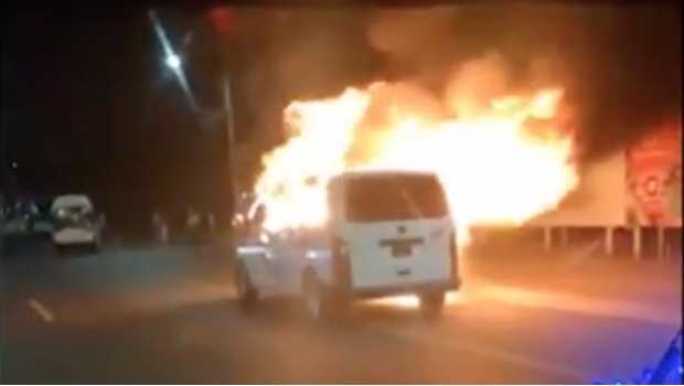 Extorsionadores de transporte público incendian combi y agreden a pasajeros en Tecámac. Noticias en tiempo real