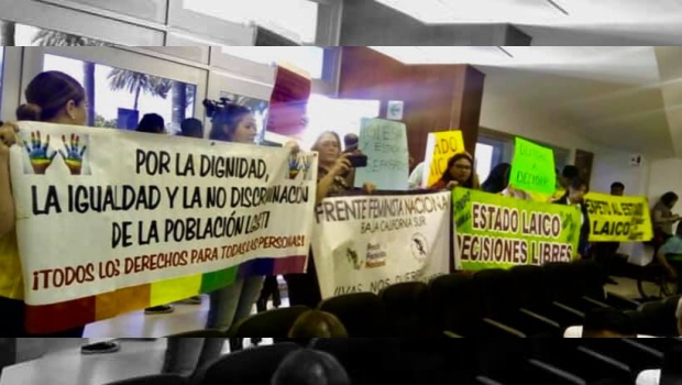 Colectivos protestan contra foros de la 'Familia Natural' en Congreso de BCS. Noticias en tiempo real