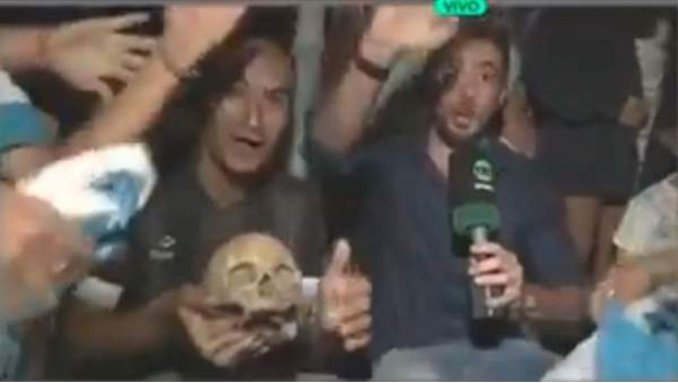 Hincha de Racing lleva el cráneo de su abuelo a festejos por el título (VIDEO). Noticias en tiempo real