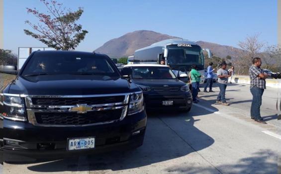 Embajador de China en México se queda varado en bloqueo a la Autopista del Sol. Noticias en tiempo real