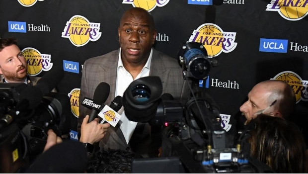 Renuncia Magic Johnson a la presidencia de los Lakers. Noticias en tiempo real