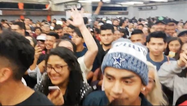 Usuarios del Metro cantan letanías ante desesperación por no poder entrar. Noticias en tiempo real