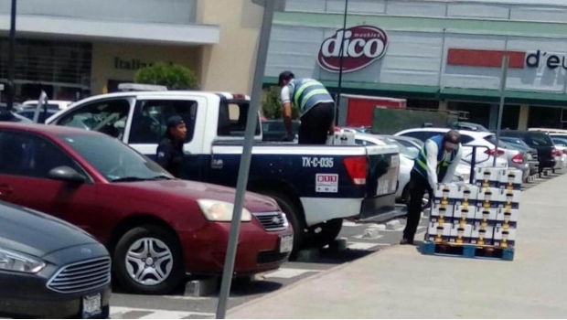 Cachan a policías de Texcoco surtiendo patrulla con cerveza. Noticias en tiempo real
