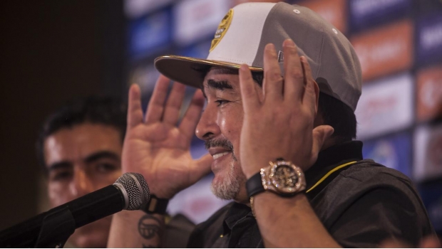 Demuestra Maradona que su toque sigue intacto al clavar gol olímpico (VIDEO). Noticias en tiempo real