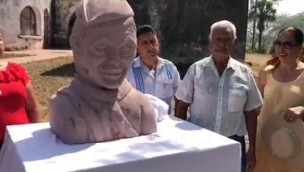 Regresa escultor del "Benito Juárez alien" con un busto Cantinflas. Noticias en tiempo real