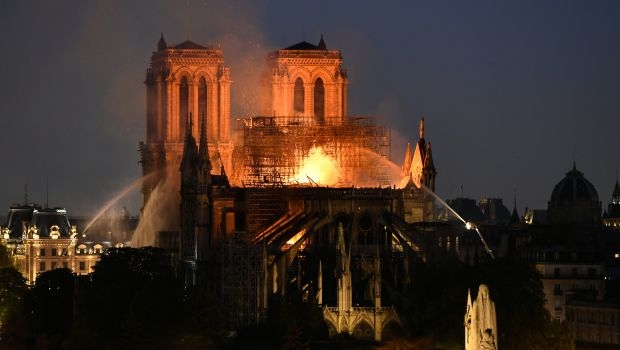 Encuentran "extraño paseante" entre las torres de Notre Dame durante incendio. Noticias en tiempo real
