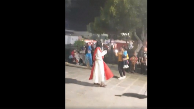 VIDEO: Captan a "Jesús" borracho durante representación de La Pasión en Tlaxcala. Noticias en tiempo real