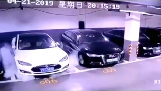 VIDEO: Un Tesla Model S explota en Shanghái y destruye otros vehículos. Noticias en tiempo real