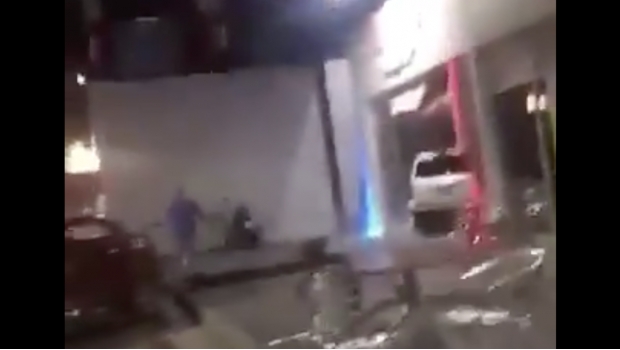 VIDEO: Conductor enloquece, choca su camioneta y se mete a local en Guadalajara. Noticias en tiempo real