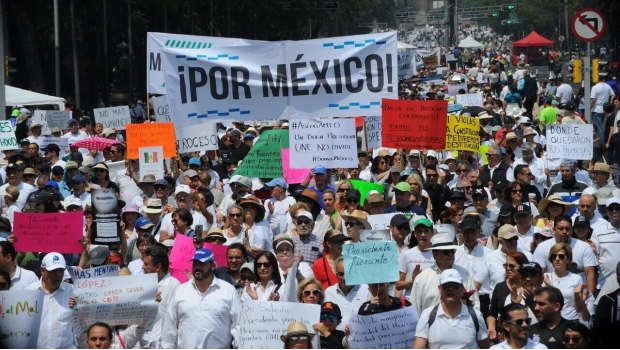 Marcha 'fifí' pide a AMLO reconsiderar aeropuerto en Texcoco. Noticias en tiempo real