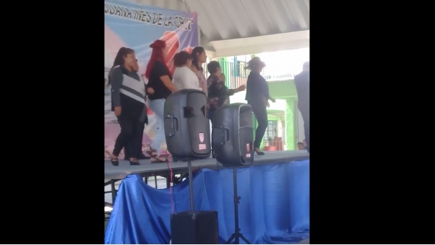 "Perreo hasta el suelo": madres caen de tarima durante festival escolar (VIDEO). Noticias en tiempo real