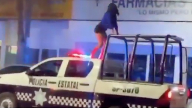 VIDEO: Sin temor a nada, baila twerking en el toldo de una patrulla. Noticias en tiempo real