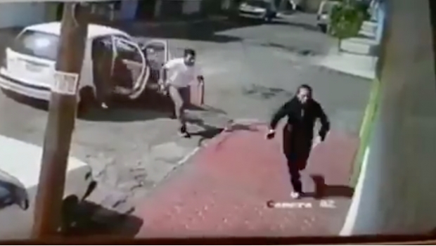 VIDEO: Escapa corriendo para evitar presunto secuestro en Ecatepec. Noticias en tiempo real