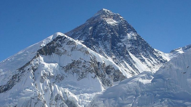 Captan "embotellamiento" en la cima del Everest: mueren 2 alpinistas. Noticias en tiempo real