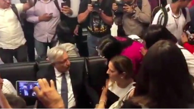 VIDEO: Aparta Beatriz Gutiérrez a diputada de AMLO. Noticias en tiempo real