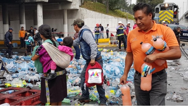 VIDEO: Tren embiste a camión de refrescos en Toluca y pobladores roban productos. Noticias en tiempo real