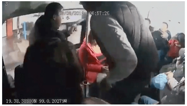 VIDEO: Asaltante regresa y dispara a pasajero que le mentó la madre. Noticias en tiempo real