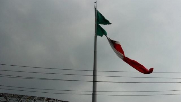 Otro año, otra bandera se desgarra en San Jerónimo por la lluvia. Noticias en tiempo real