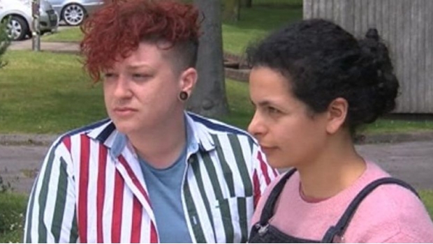 Lanzan piedras a pareja de lesbianas; otra vez en Reino Unido. Noticias en tiempo real