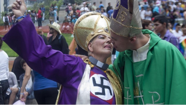 Vaticano rechaza orientación LGBTI en el documento "Varón y mujer los creó". Noticias en tiempo real