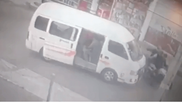VIDEO: Sujetos en motoneta interceptan combi en Tláhuac y asaltan a pasajeros. Noticias en tiempo real