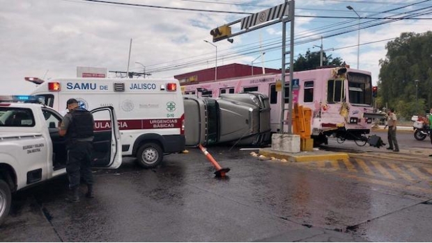 VIDEO: Choca tráiler contra tren ligero en Guadalajara. Noticias en tiempo real