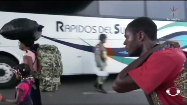 Choferes de transporte público bajan a migrantes para evitar que los acusen de tráfico de personas. Noticias en tiempo real