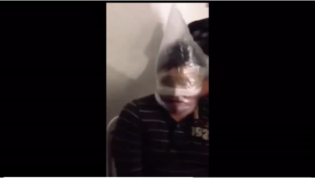 Noticiero En Punto presenta video que demostraría tortura a detenido por caso Ayotzinapa. Noticias en tiempo real