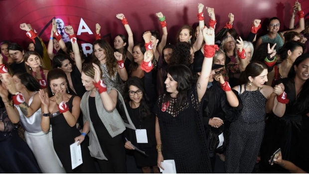 Ya es hora: Con un pañuelo rojo, mujeres en el cine exigen igualdad durante entrega del Ariel. Noticias en tiempo real