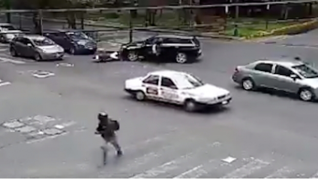VIDEO: Escoltas persiguen a ladrones en motocicleta en Polanco. Noticias en tiempo real