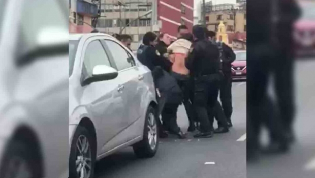 VIDEO: Investigan presunto abuso policial en contra de automovilista. Noticias en tiempo real