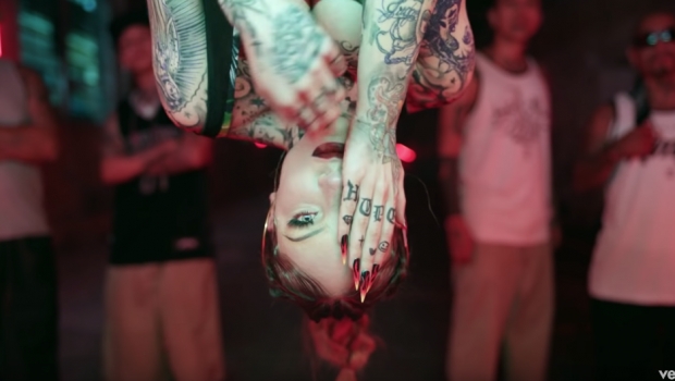 Repleta de tatuajes, Belinda estrena video junto a Los Ángeles Azules. Noticias en tiempo real