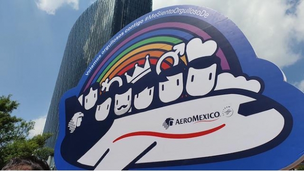 Aeroméxico participa en la marcha del orgullo LGBTTI en CDMX. Noticias en tiempo real