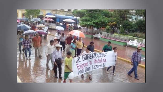 La Delegación Federal en Guerrero argumenta y utiliza al corresponsal de Proceso, Ezequiel Flores, para descalificar que eran filopriistas y filoperredistas los inconformes, cuando en realidad también había de Morena y en su mayoría sin afiliación partidista.