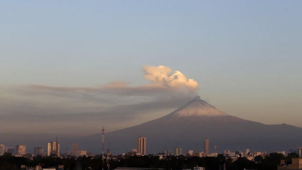 Volcán Popocatépetl emite fumarola de 800 metros. Noticias en tiempo real