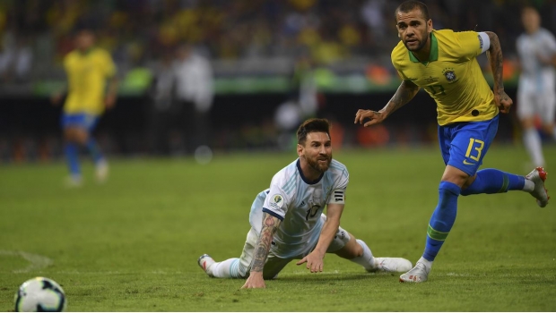 Dani Alves: “Si Messi pasa 2 minutos sin tocar la pelota se desconecta del partido”. Noticias en tiempo real