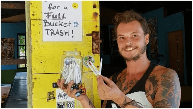 Marian Erbach regala mariguana a turistas que recojan basura. 